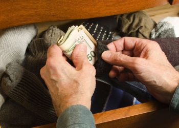 Специалист по финансам раскрыл, как стоит хранить деньги