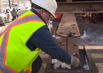 В Канаде 200-летнее здание передвинули при помощи мыла