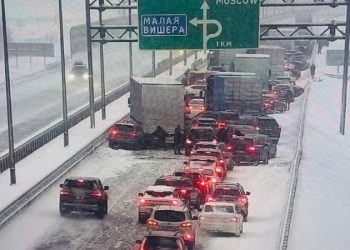 Десятки автомобилей столкнулись на трассе в Новгородской области