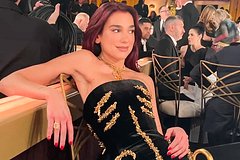 Дуа Липа посетила «Золотой глобус» в платье Schiaparelli и не смогла в нем сесть