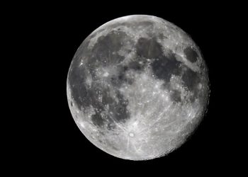 На Луне обнаружили метровые валуны со странными свойствами