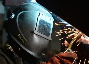 Кто теремочки кладет: в России не хватает каменщиков и сварщиков