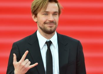 Почему Петров так много зарабатывает?