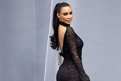 Ким Кардашьян появилась на публике в полупрозрачном платье без бюстгальтера