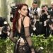 Наряд Дуа Липы на Met Gala оценили со словами «гигиеническая прокладка»