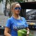 Рианна появилась на улице в футболке с надписью «Я на пенсии»