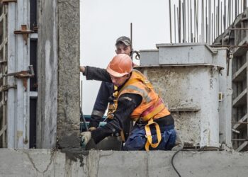 В России спрос на бригады для строительства домов вырос вдвое