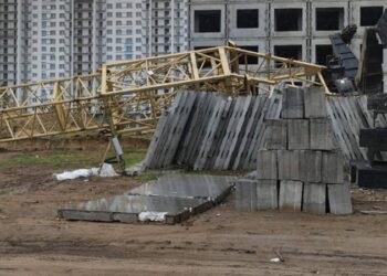 В Улан-Удэ мужчина умер при падении башенного крана на стройке