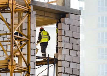 Зарплаты строителей выросли на 20% в 2024 году