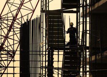 Застройщиков обяжут сносить незавершенные в срок долгострои