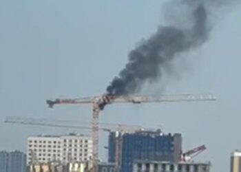 На севере Москвы загорелся башенный кран