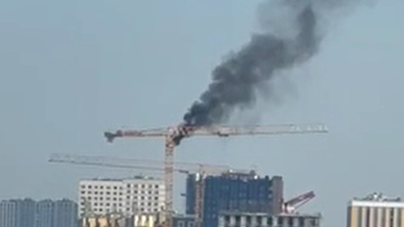 На севере Москвы загорелся башенный кран