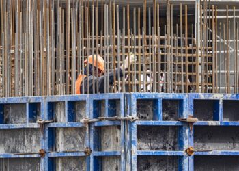 Спрос на вахтовых сотрудников подскочил почти на 70%