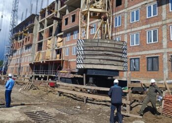 В Красноярске двое рабочих упали с седьмого этажа на стройплощадке и выжили