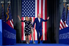 Жена Джо Байдена с помощью наряда обратилась к американцам после дебатов