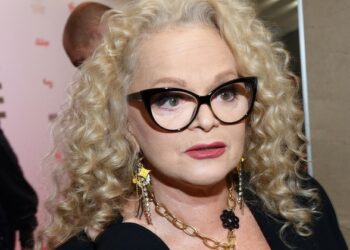 Как мошенникам удалось «уболтать» Ларису Долину?