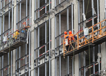 Девелоперы начали реже запрашивать разрешения на возведение домов