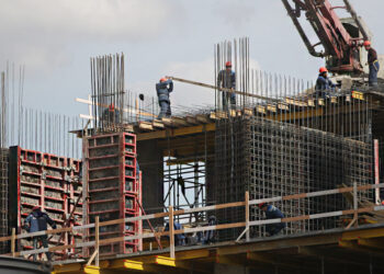 Стало известно о росте зарплатных предложений в сфере строительства почти на 20%