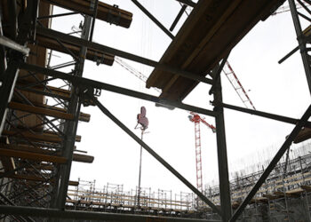 Двое рабочих погибли и еще двое пострадали при падении площадки крана в Воронеже