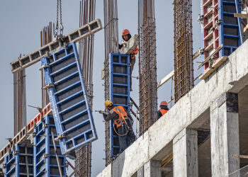 Спрос на кадры в строительной индустрии РФ вырос на четверть с начала 2024 года