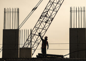 Эксперт объяснил замедление темпов роста объема строительных работ в РФ