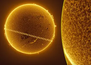 Снимки Международной космической станции, летящей на фоне Солнца