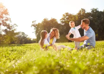 Наблюдается связь между увеличением зелёных зон и уменьшением смертности