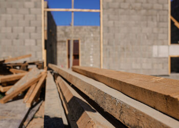 Треть индивидуальных жилых домов в России не могут достроить