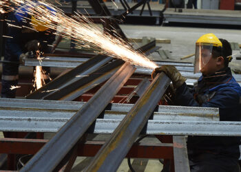 Быстрее всего в 2024 году зарплаты росли у водителей, сварщиков и промоутеров