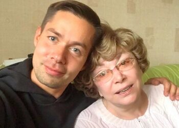 «Лежит на диване»