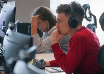 Экономист назвал сферы с ростом зарплат выше инфляции в 2025 году