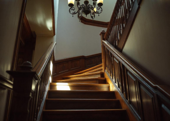 Лестницы с двумя маршами: особенности конструкции, плюсы и аспекты выбора.