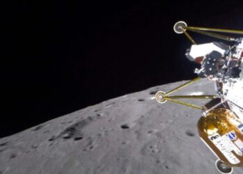 Лунный спускаемый аппарат упал набок и объявлен погибшим