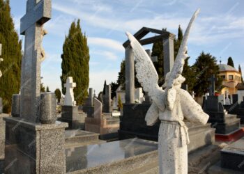 Вечная память: Разнообразие форм и материалов памятников