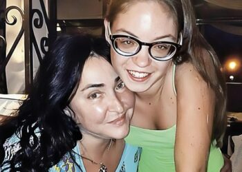 Почему Лолита не привозит дочь в Москву?