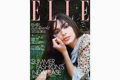 Эмили Ратаковски снялась в кожаных микрошортах для журнала