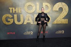 49-летняя Шарлиз Терон пришла на премьеру фильма в трусах