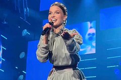 Исполнительница хита «Матушка-земля» вышла на сцену в наряде за 200 тысяч рублей