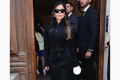 Новая жена миллиардера Безоса прошлась по Парижу с сумкой-стаканом за 448 тысяч рублей