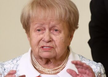 Звезды вступились за Пахмутову