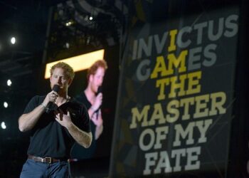 Торт с живыми цветами и благодарности мужу: как Меган Маркл встретила свой 44-й день рождения