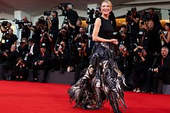 Кейт Бланшетт в платье из перьев на Венецианском фестивале разочаровала пользователей сети