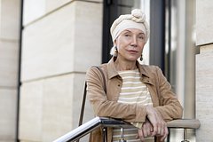 Стилистка призвала женщин старше 50 лет избавиться от трех вещей в гардеробе