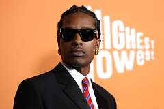 A$AP Rocky объяснил появление в суде в люксовых костюмах фразой «я красавчик»