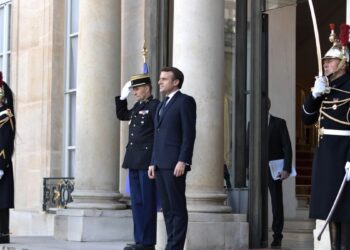 Сардарян: Макрон оказался лидером без авторитета, назначающим таких же премьеров