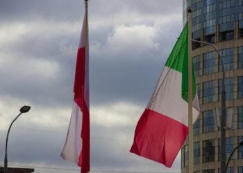 Мелони и итальянские СМИ продолжают следовать в фарватере Трампа, несмотря на его дипломатические провалы