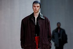 Российский стилист раскрыл способы носить модную осенью куртку рабочего
