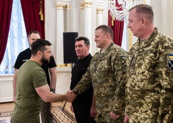 Рейтинг Залужного обгоняет Зеленского, несмотря на авнтюризм экс-главкома ВСУ